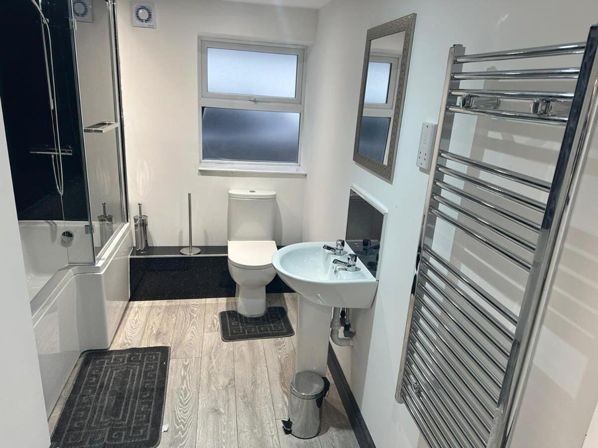 1 Bedroom Apartment - Abacus House - Huntingdon Town Centre - Contractor Friendly - Free Parking - Full Kitchen - Washer Dryer - Spacious - Ideal For Work Stays Esterno foto